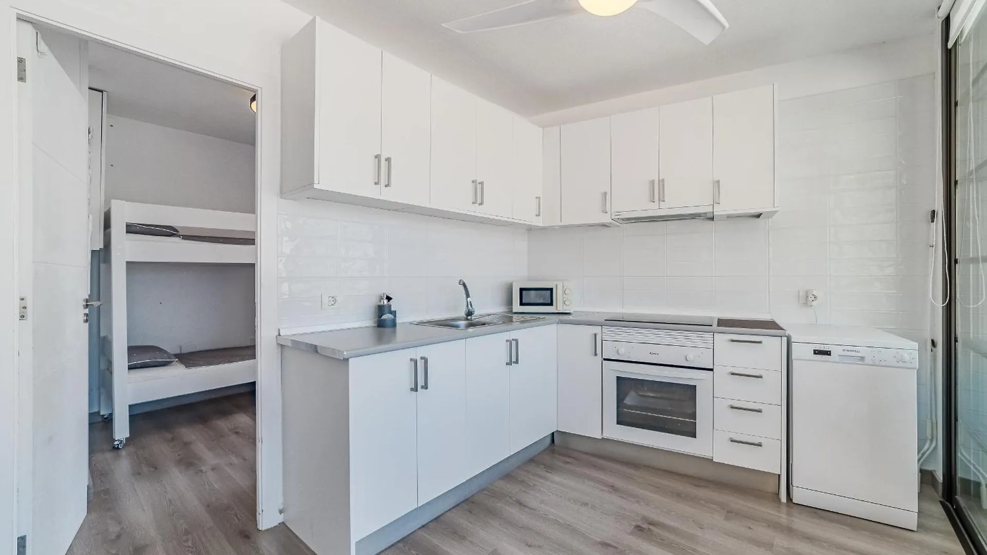 Family Flat With 3 Bedrooms And Balcony Near Los Gigantes And Ocean 圣地亚哥港 0*,  西班牙
